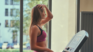 Τι θα συμβεί στο σώμα σου αν περπατάς ανάποδα στον διάδρομο του γυμναστηρίου για μια εβδομάδα