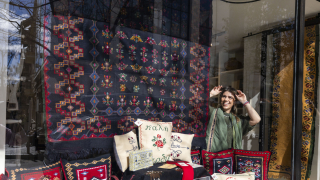 H Αλεξάνδρα Νεοφύτου στο Jennygr: «Η παράδοση δεν είναι κάτι ξένο, είμαστε εμείς οι ίδιοι και τη φέρουμε μέσα μας»