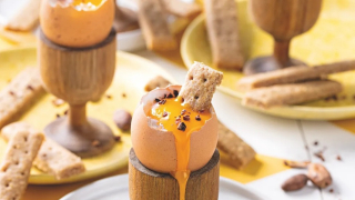 Αυγά βραστά με κόκκους κακάο και γλυκά μπισκότα