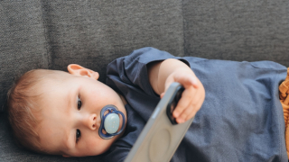 Βρέφη και οθόνες: Είναι τελικά καλή ιδέα; - Τι αποκαλύπτει νέα έρευνα 