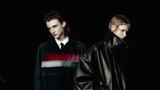 PFW: Ο σκοτεινός ρομαντισμός του McQueen, η κινηματογραφική πασαρέλα του Balenciaga και τα θολά όρια του Jean Paul Gautier