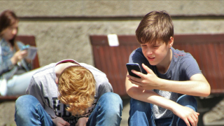 Εφηβεία και Τεχνητή Νοημοσύνη: Τι πρέπει να προσέξουν γονείς και παιδιά 