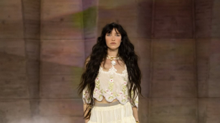 Εβδομάδα Μόδας Παρίσι: Από τον ρομαντισμό της Chloé στον σουρεαλισμό του οίκου Schiaparelli και τη δυστοπία του Rik Owens