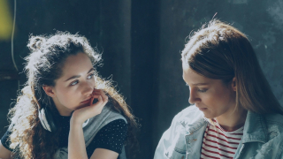 Job hugging: Γιατί δεν παραιτείται πια κανείς από τη δουλειά του;