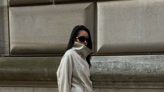 Το κοντό trench coat από τα Zara που θα φοράς όλη την άνοιξη – Ο ιδιαίτερος γιακάς που κάνει τη διαφορά