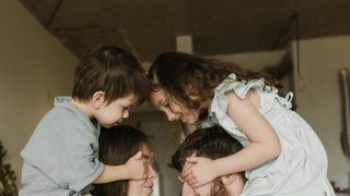 Γιατί η συναισθηματική ασφάλεια είναι το κλειδί για να μεγαλώσουν οι γονείς ευτυχισμένα παιδιά