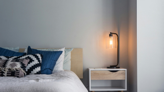 Αντί για κομοδίνο: Η έξυπνη εναλλακτική που θα απογειώσει το design της κρεβατοκάμαράς σου