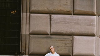 4 λεκέδες που δεν πρέπει να ξεπλύνεις ποτέ με ζεστό νερό κι όμως το κάνεις συνέχεια και καταστρέφεις τα ρούχα σου