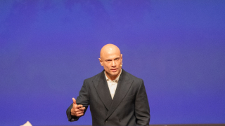 Ο Μάνος Χατζημαλωνάς στο "Είμαι Εδώ Για Εσένα" 2026: «Για μένα γυναίκα σημαίνει αφετηρία και προορισμός»