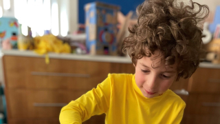 Ο Μαξ Αλεξάντερ, μόλις 10 ετών, έκανε το ντεμπούτο του στην Εβδομάδα Μόδας του Παρισιού. Ουάου!