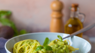 Ζυμαρικά με κρέμα αβοκάντο: Η εύκολη, κρεμώδης συνταγή έτοιμη σε 15 λεπτά