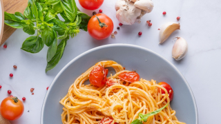 Εύκολα και πεντανόστιμα ζυμαρικά με ντομάτες, κόκκινη πιπεριά και φέτα στο air fryer