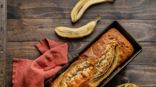 Έχεις ώριμες μπανάνες στο σπίτι; Δες πώς γίνονται ένα νόστιμο κέικ με γιαούρτι