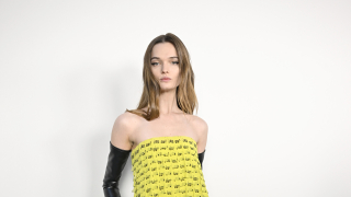 Μπορούν μερικά εισιτήρια να γίνουν φόρεμα; Το viral dress της Εβδομάδας Μόδας του Παρισιού έχει την υπογραφή του οίκου Courrèges