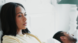  Αναπολείς τη ζωή σου ως single ενώ είσαι σε σχέση; Μην ανησυχείς - είναι φυσιολογικό