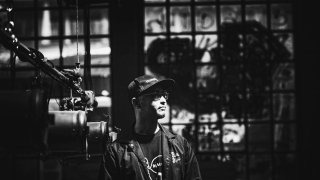 Ένα νεκροταφείο ρούχων και το βαρύ τίμημα της γρήγορης μόδας στο περιβάλλον - Ο Ιάπωνας σκηνοθέτης του «Dust to Dust», Kosai Sekine, στο JennyGr