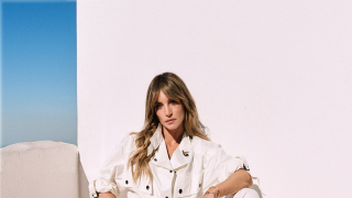 Η Αθηνά Οικονομάκου ζει το δικό της “Summer of Love” στη νέα καμπάνια της Envie Shoes για τη συλλογή Άνοιξη-Καλοκαίρι 2026