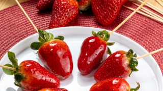 Το πιο viral γλυκό: Καραμελωμένες φράουλες με 3 μόνο υλικά