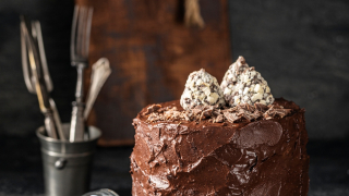 Έχεις σοκολατένια πασχαλινά αυγά; Φτιάξε το πιο λαχταριστό κέικ σοκολάτας