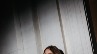 To preppy style στα καλύτερά του: H Τζίτζι Χαντίντ φόρεσε το κομμάτι που θα απογειώσει κάθε ανοιξιάτικο look