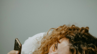 Τι είναι το breadcrumbing στο dating και πώς θα το καταλάβεις