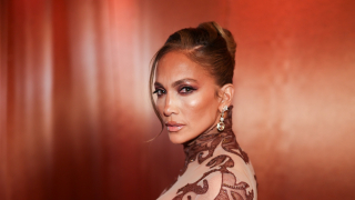 Coachella 2026: Η Τζένιφερ Λόπεζ έκανε το ντεμπούτο της στα 56 της και έκλεψε την παράσταση με το σέξι κορμάκι της