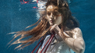 Για τη νέα του καμπάνια του ο McQueen βούτηξε σε καταγάλανα νερά και το αποτέλεσμα μοιάζει με απόκοσμο υδάτινο τοπίο