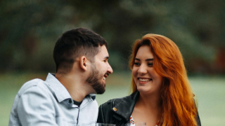 Η επιστροφή των old school ραντεβού: γιατί κουραστήκαμε από τα apps