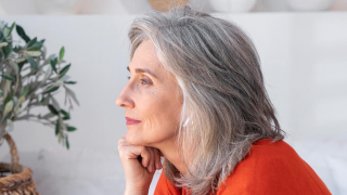 «Ομίχλη εγκεφάλου» μετά τα 50: Πώς να καταλάβετε αν είναι αθώα ή κάτι πιο σοβαρό