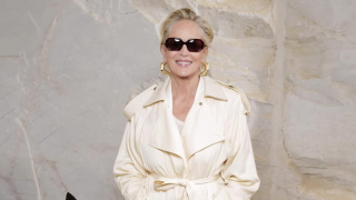 Η Σάρον Στόουν με το πανωφόρι που μπορείς να φορέσεις τη μεταβατική περίοδο - Πώς να αντιγράψεις το look