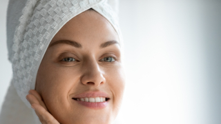 Αντιγήρανση προσώπου: Τα μυστικά ομορφιάς για λεία επιδερμίδα και φωτεινό βλέμμα