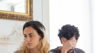 8 φράσεις που προδίδουν ότι βρίσκεσαι σε μια δυστυχισμένη σχέση