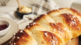 Αφράτο τσουρέκι σαν του φούρνου: Η τέλεια συνταγή για να το φτιάξεις σπίτι