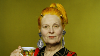 Μια νέα έκθεση για τη Βίβιαν Γουέστγουντ παρουσιάζει την εμβληματική σχεδιάστρια μέσα από τα μάτια φανατικού θαυμαστή της