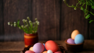 Βάψτε τα πασχαλινά αυγά με υλικά που έχετε ήδη στην κουζίνα – το αποτέλεσμα θα σας εκπλήξει