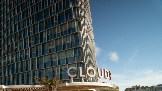 Nice n Easy Piraeus Tower: Ένας σύγχρονος προορισμός για γάμους και βαπτίσεις με θέα το λιμάνι