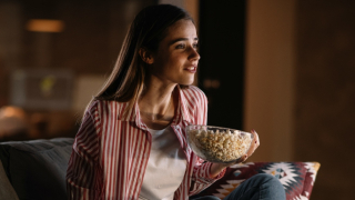 5 tips για να ξεπεράσεις το FOMO όταν δεν βγαίνεις