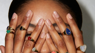 Όταν το fine jewelry συναντά το parisian cool: Η Yvonne Léon στον SERKOS
