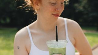 4 τρόποι με τους οποίους το matcha μπορεί να επηρεάσει την υγεία σου αν το παρακάνεις