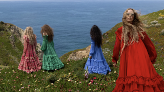 Chloé Winter 2026: Η νέα καμπάνια μοιάζει με ζωντανό πίνακα ζωγραφικής και εξυμνεί τη γυναικεία δύναμη