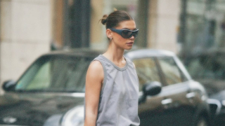 Ο πιο απρόσμενος τρόπος που φορούν τώρα τα It Girls τα tank tops έχει vibes από τα ΄00s