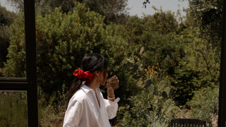 Η μόδα του φθινοπώρου θέλει να δανειστείς ρούχα από τη ντουλάπα της γιαγιάς σου και εμείς εγκρίνουμε