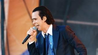Νικ Κέιβ: Αιφνιδίασε τους θαυμαστές του με δωρεάν συναυλία στην ταράτσα δισκοπωλείου