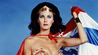 Λίντα Κάρτερ: Η διαχρονική Wonder Woman στα 75 της συνεχίζει να μαγεύει το κοινό